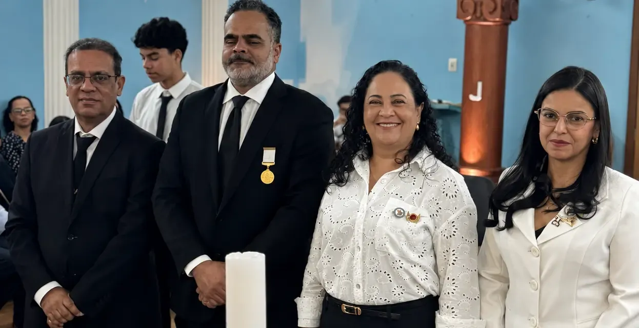Pais e responsáveis acompanham uma cerimônia no salão do Capítulo