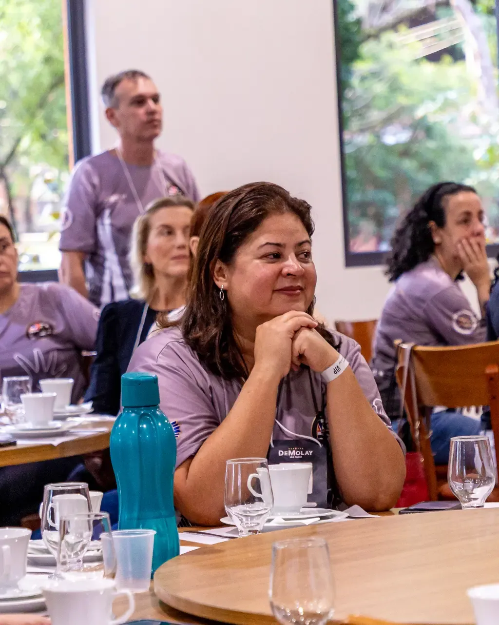 Mães reunidas à mesa durante um encontro do Clube de Mães e Amigos