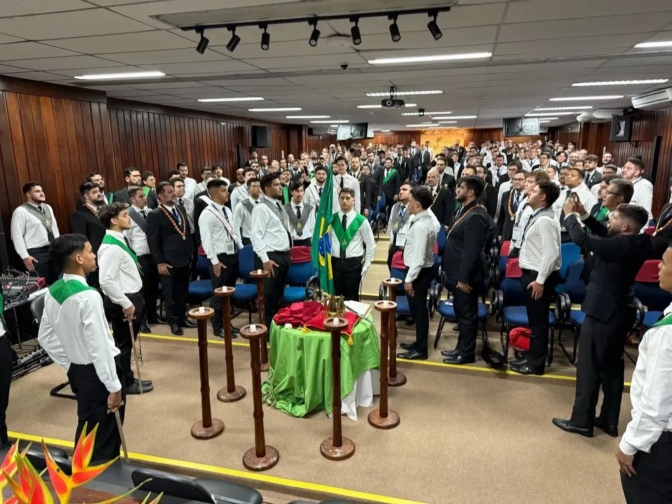 Plateia do Encontro Nacional da Ordem da Cavalaria, com Cavaleiros de faixa verde à frente