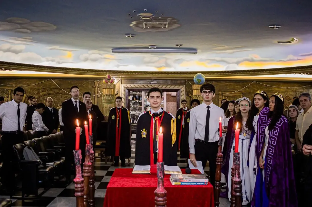 Cerimônia de recepção no Capítulo, com jovens e familiares reunidos ao redor do altar