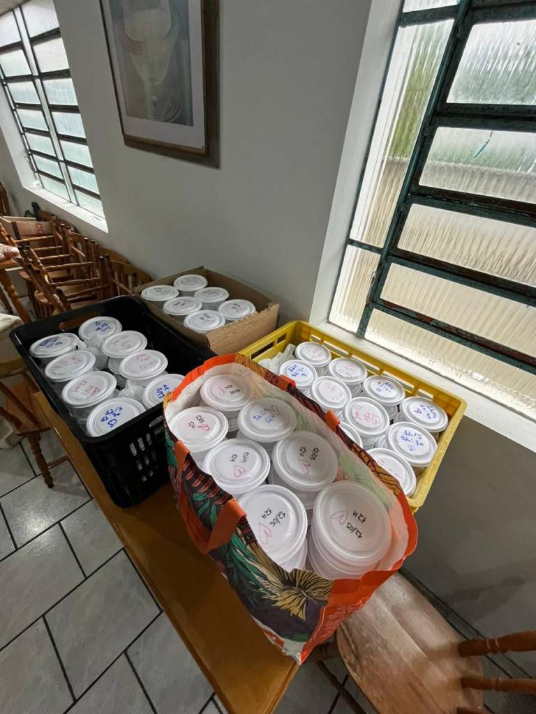 Quentinhas para serem distribuídas às vítimas das enchentes no Rio Grande Do Sul